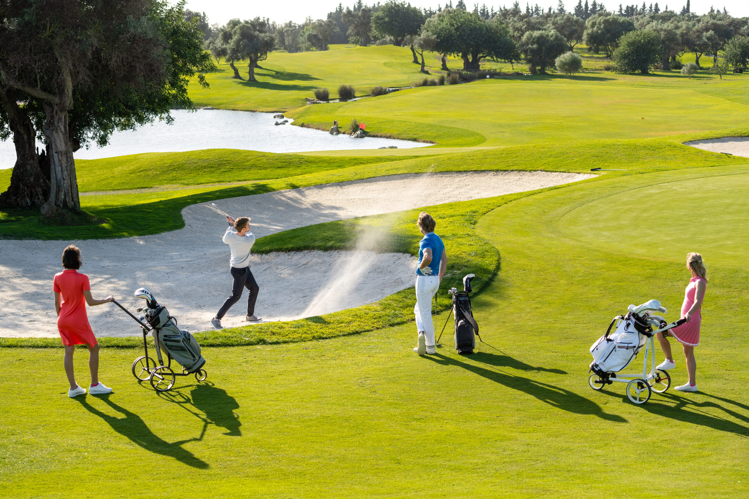 Vier Menschen spielen Golf auf einem Robinson Golfplatz.